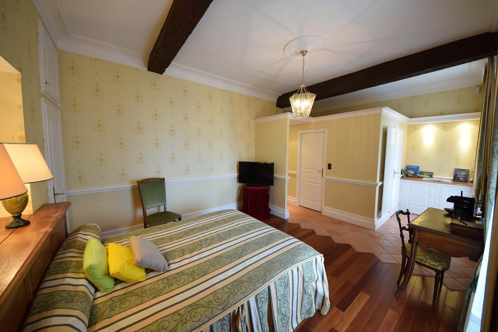 Domaine De La Rocque Bed & Breakfast Liorac-sur-Louyre Exterior photo